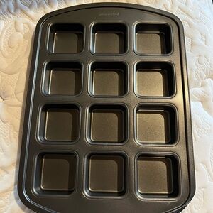 Never used Pampered Chef Gray Non-Stick Brownie Pan- small dent in corner